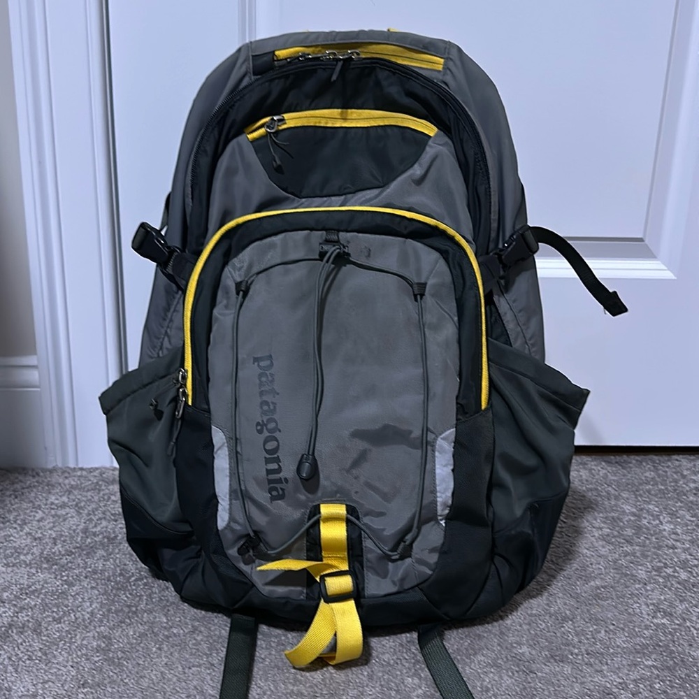 Patagonia Chacabuco 32L Gray / Yellow Trim Backpack